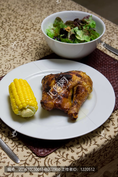 烤雞肉沙拉晚餐