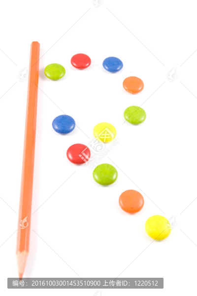 字母R用彩色豆