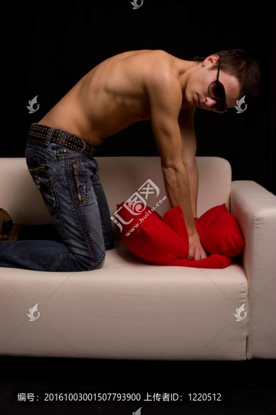 在沙發(fā)上擺姿勢(shì)的隨便的男孩