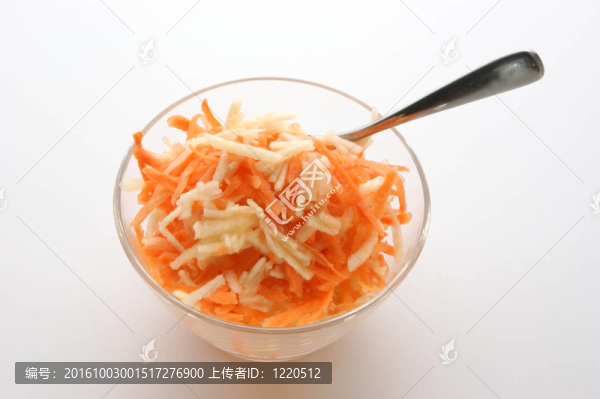 蘋果和胡蘿卜沙拉在一個(gè)玻璃碗
