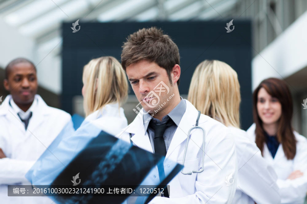 嚴(yán)重醫(yī)生檢查X射線