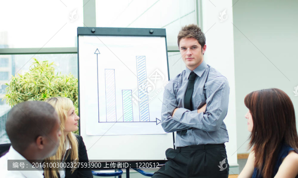英俊的商人向銷(xiāo)售數(shù)字報(bào)告