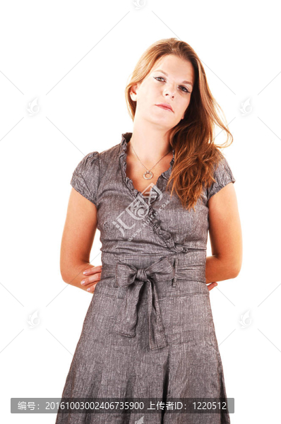 穿灰色衣服的漂亮女孩。