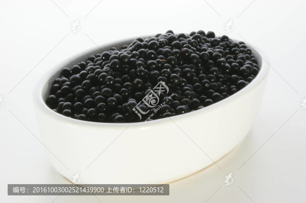 在一個白色的碗草莓