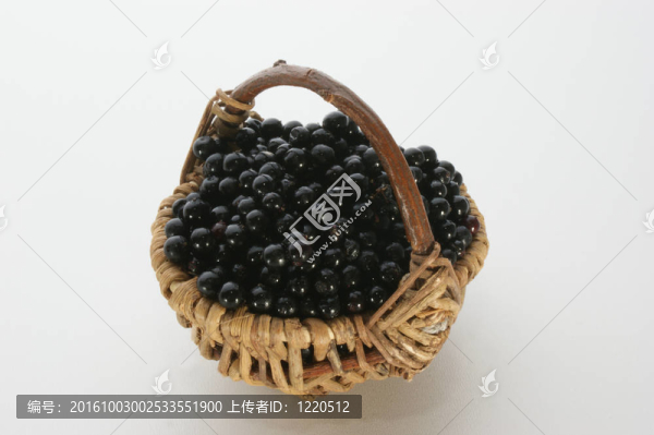 在一個(gè)小籃子的草莓