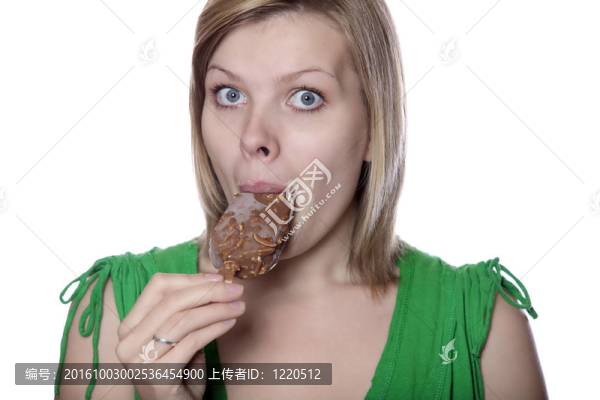 享受冰淇淋的女孩