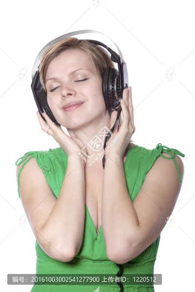美麗的女孩聽(tīng)音樂(lè)