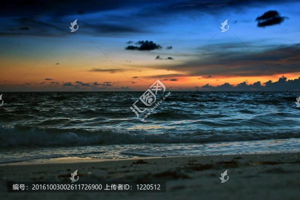 海上生動的日落