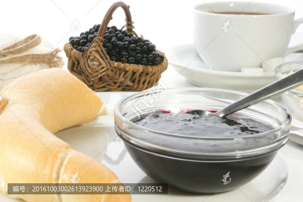 用接骨木果醬早餐