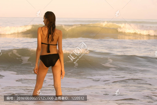 夕陽中的女人