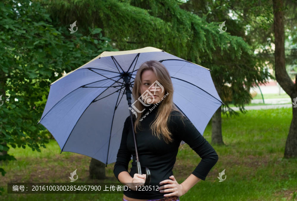 女孩用雨傘