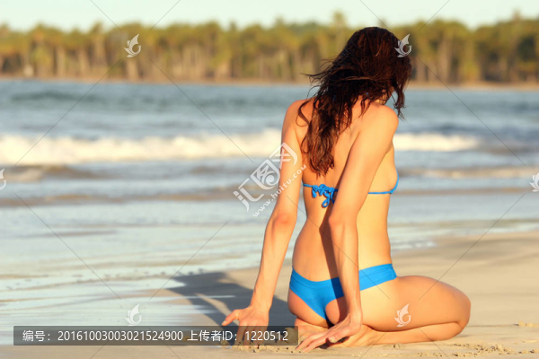 海灘上的女人