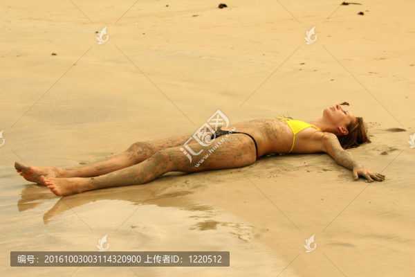 在海灘上睡覺