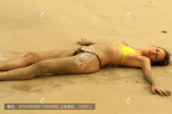 在海灘上放松