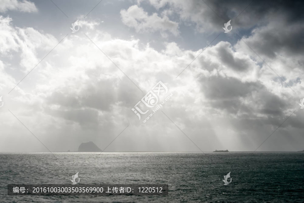 海面上有強烈燈光效果的船