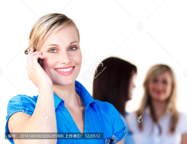 微笑的女商人在辦公電話
