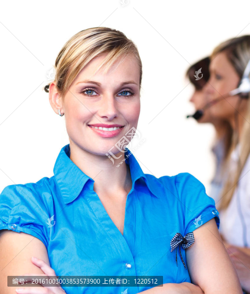 漂亮的女商人在呼叫中心