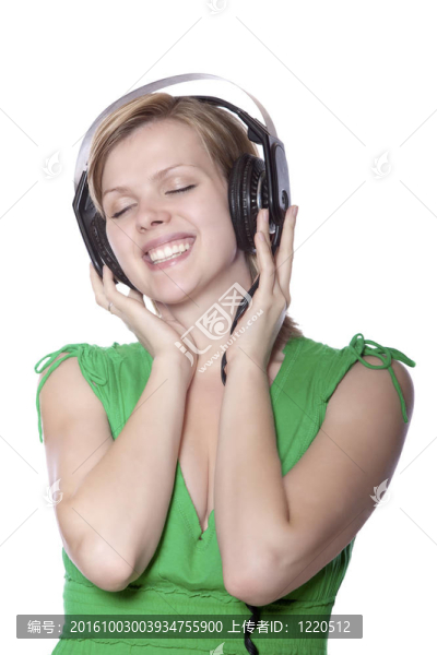美麗的女孩聽音樂