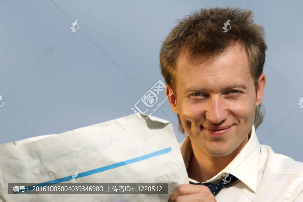 空白報(bào)紙的男人