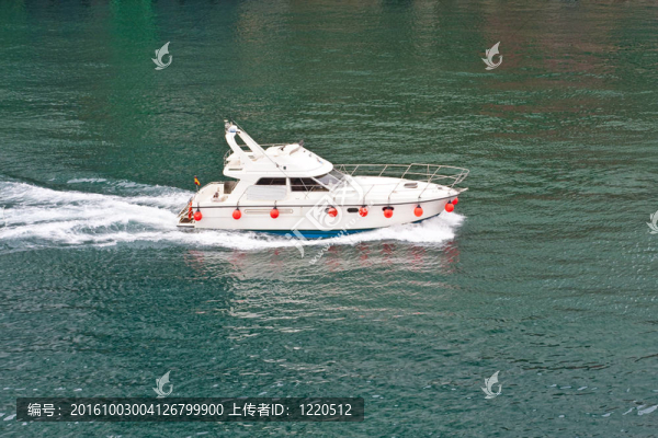 橙色漂浮的白色船