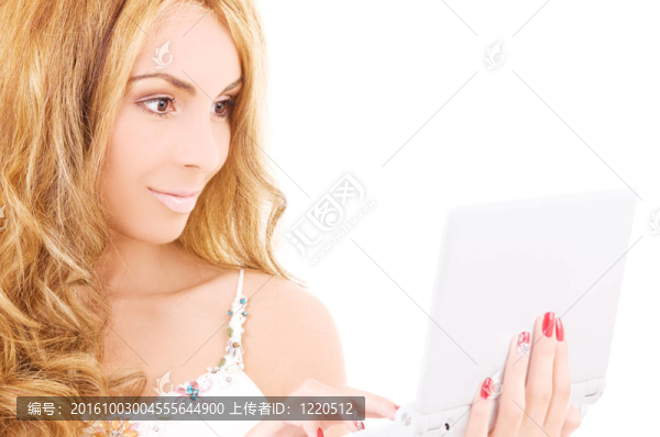 帶著筆記本電腦的快樂女人