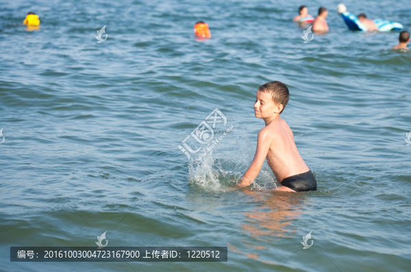 在海水中玩耍的男孩