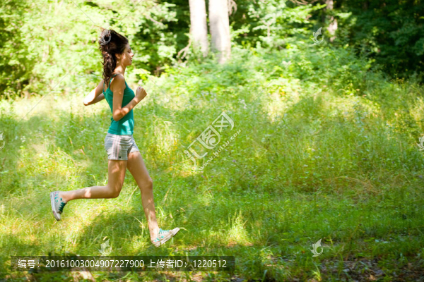 美麗的女孩在森林里奔跑