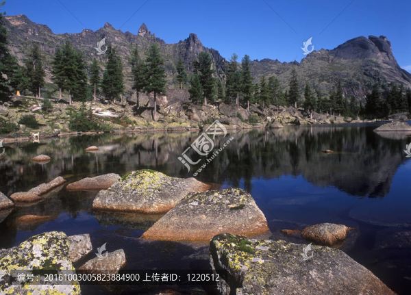 山上的湖