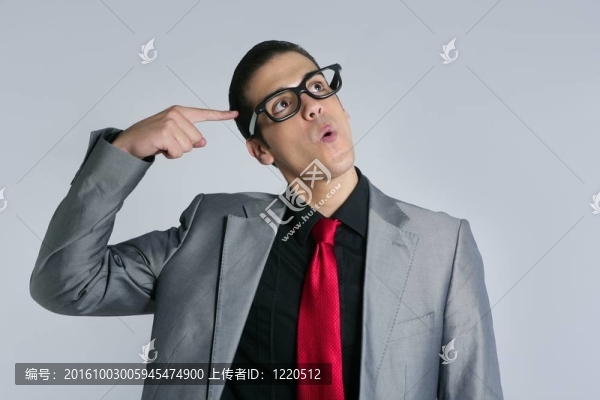 商人瘋狂地戴著滑稽的眼鏡和西裝