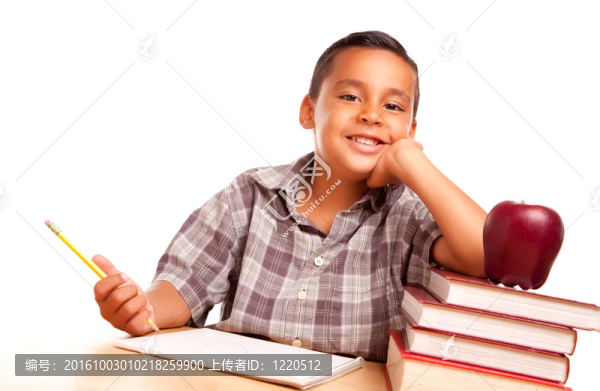 可愛的西班牙裔男孩與書籍；蘋果；鉛筆和紙