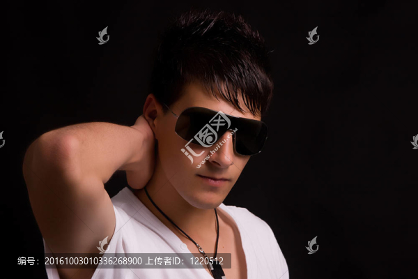 帶墨鏡的小男孩