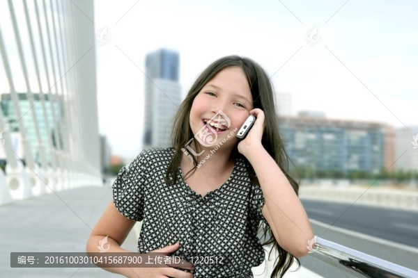 可愛的少女聊天電話