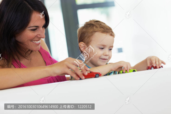 媽媽和孩子玩