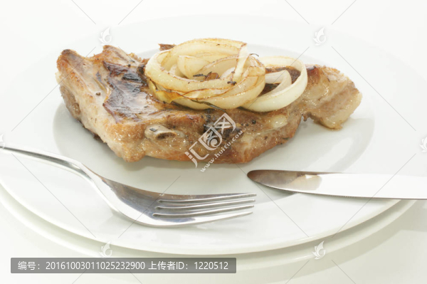 在盤子上烤排骨配洋蔥