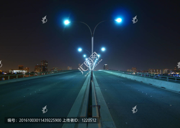 晚上的橋和塔