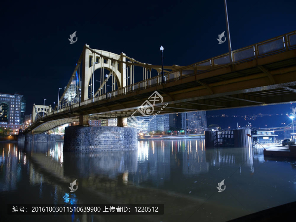 匹茲堡橋在夜間