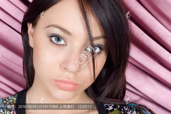 性感可愛的年輕女人的肖像