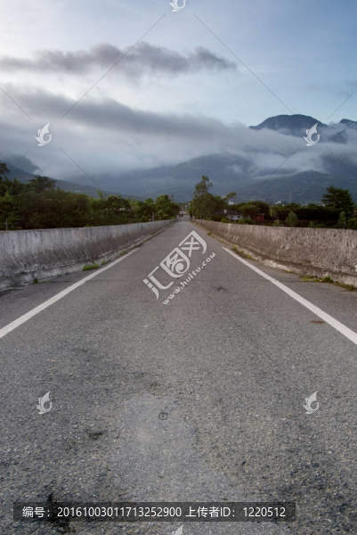 清晨的鄉(xiāng)間小路