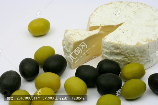綠色和黑色的橄欖和奶酪