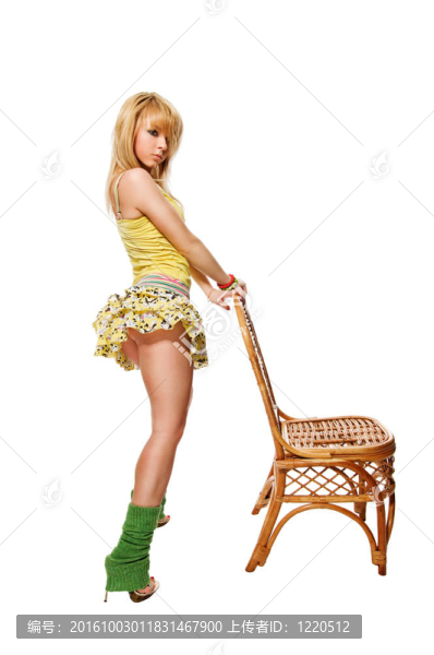 穿著白色背景的黃色連衣裙的漂亮脫衣舞娘