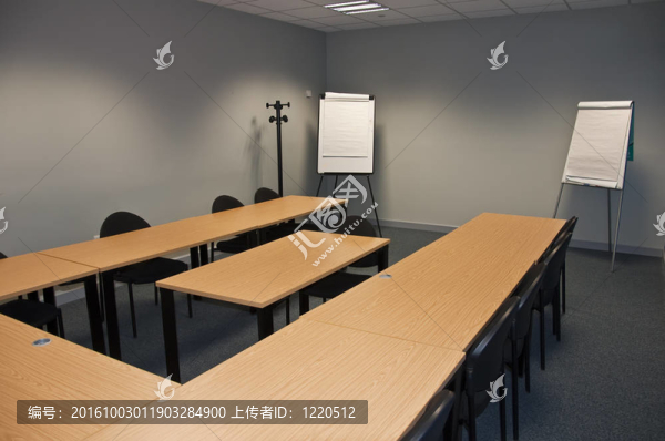 空的現(xiàn)代教室或會(huì)議室與翻轉(zhuǎn)板