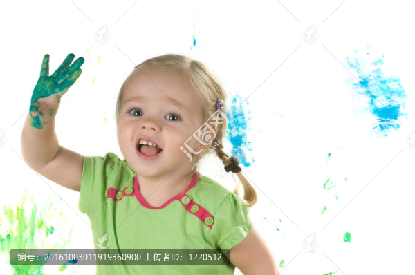 在錄音室里的一個小女孩