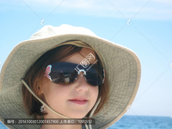 在海上戴帽子的女孩
