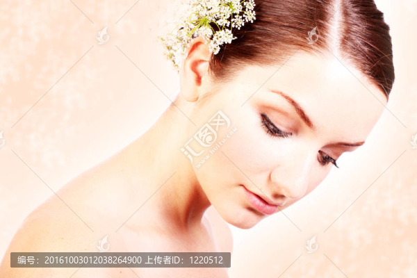 美麗的女人低頭