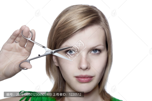 女孩看剪刀