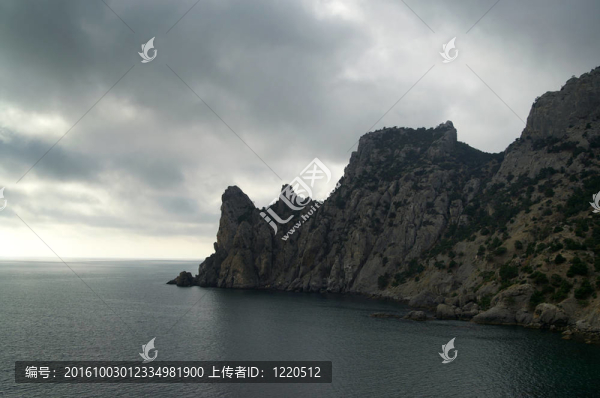 海景。黑色的海。