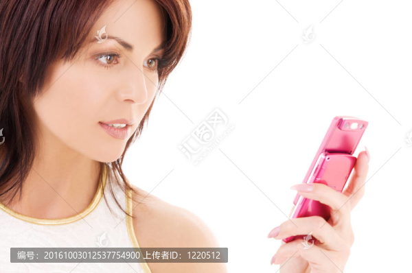 快樂女人用手機