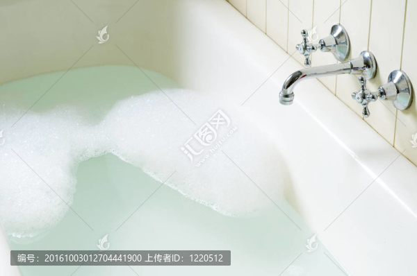 帶氣泡的舊浴缸管；水和冷熱水龍頭