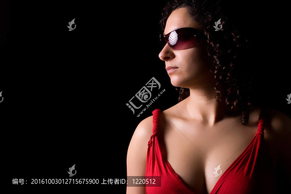 帶太陽眼鏡的年輕女孩