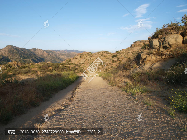 巖石山頂路日出